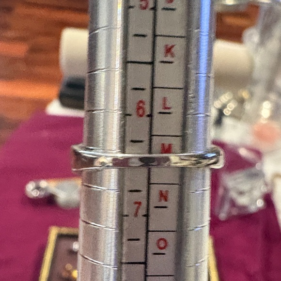 Elegant Silver Opal Ring - Picture 2 of 5